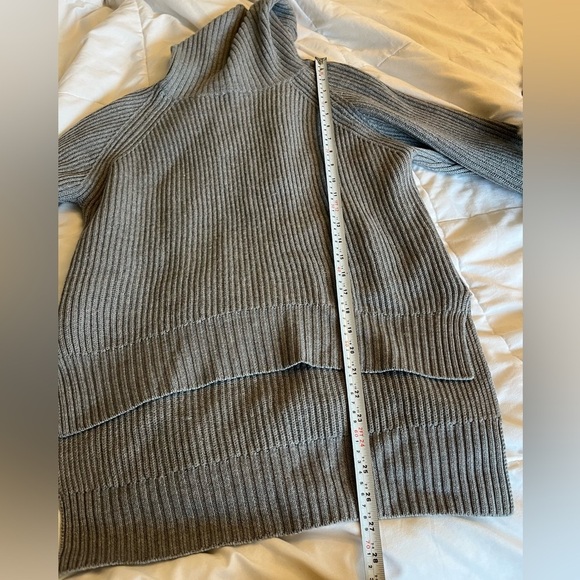 Wilfred Free Lin Grey Sweater High Low Hem 100% Merino Wool
Turtleneck Size S - Picture 13 of 15